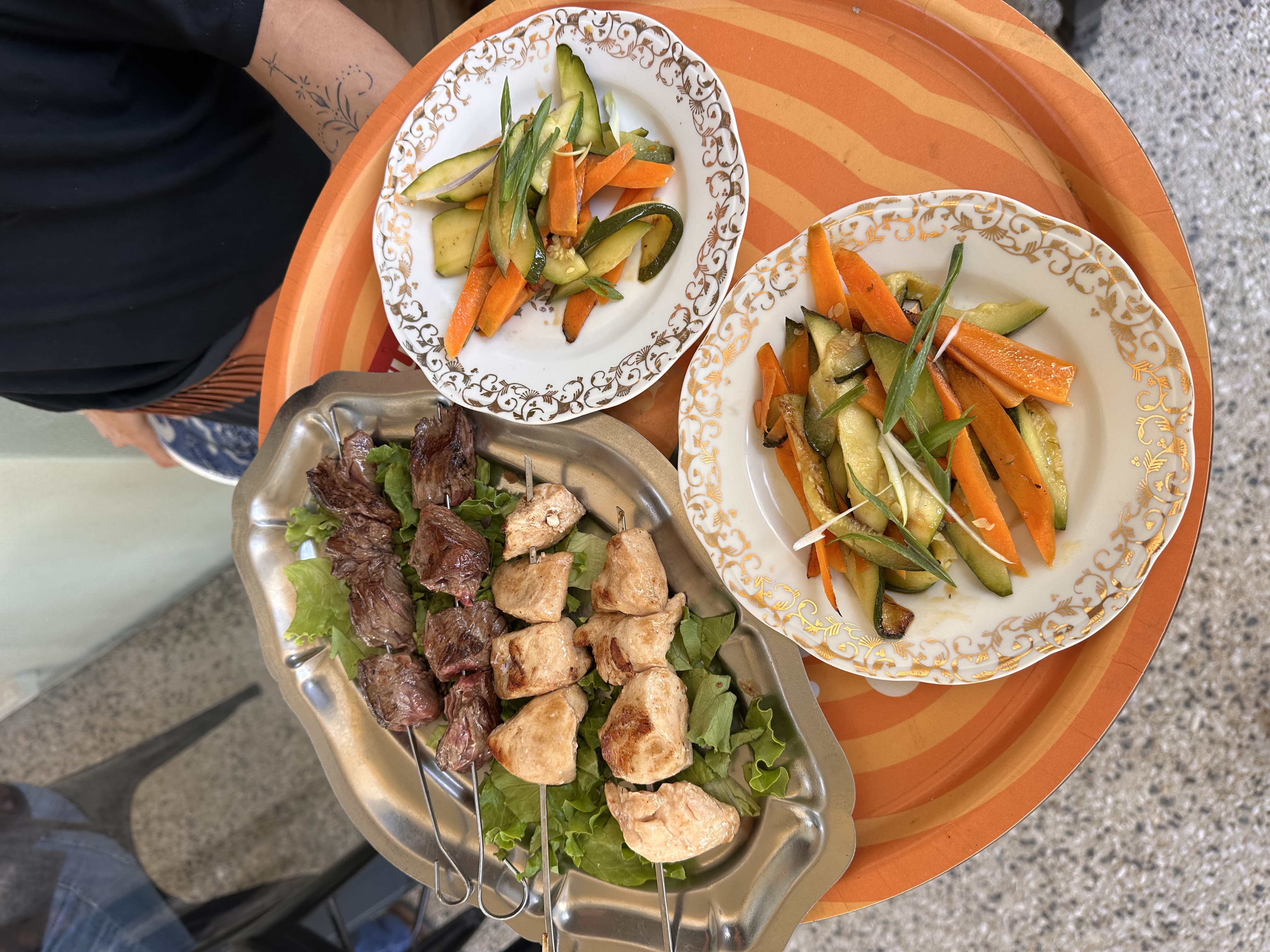 Brochettes bœuf et poulet, légumes de saison — La Famille