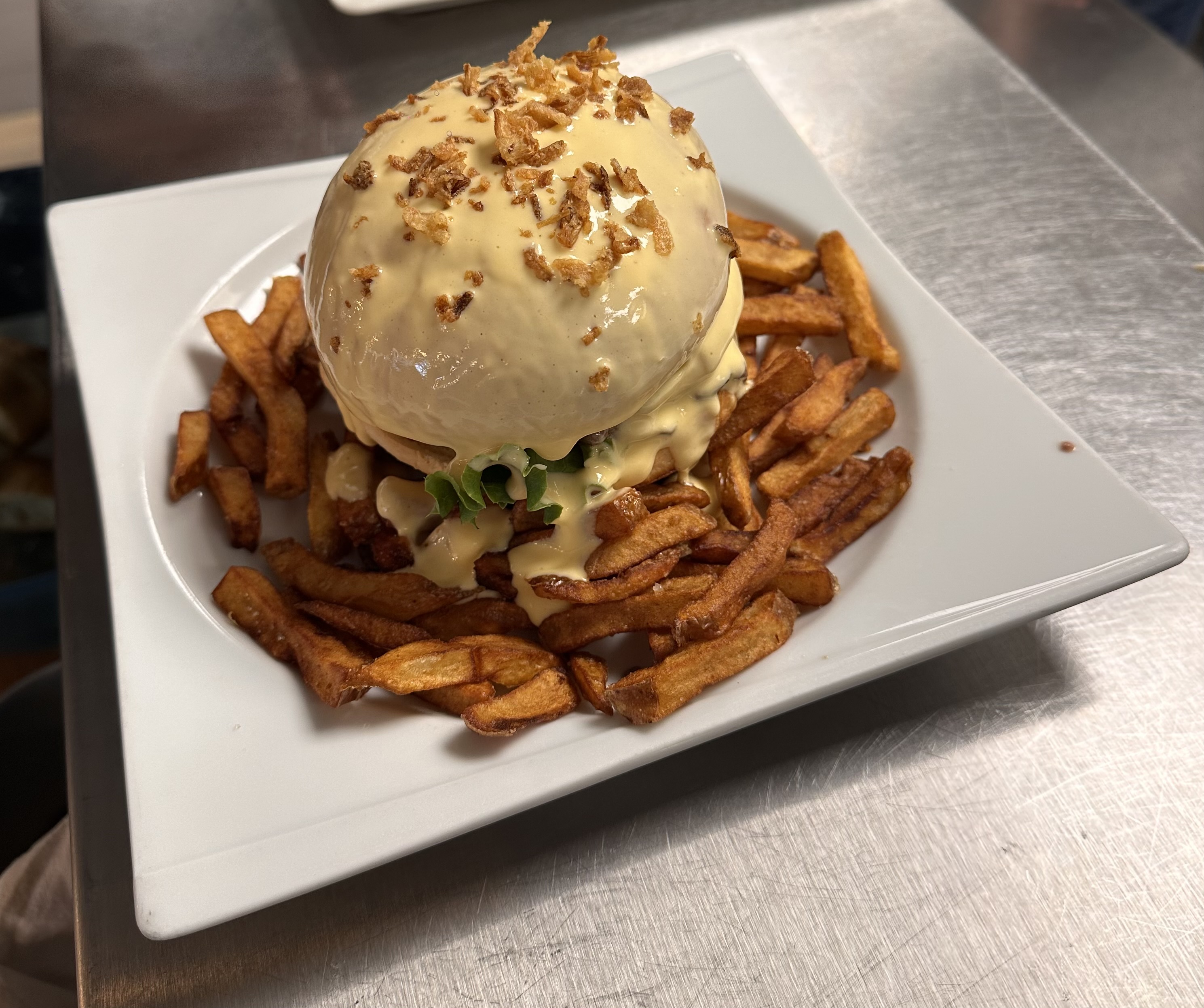 Burger La Famille, sauce cheddar et oignons crispy — La Famille
