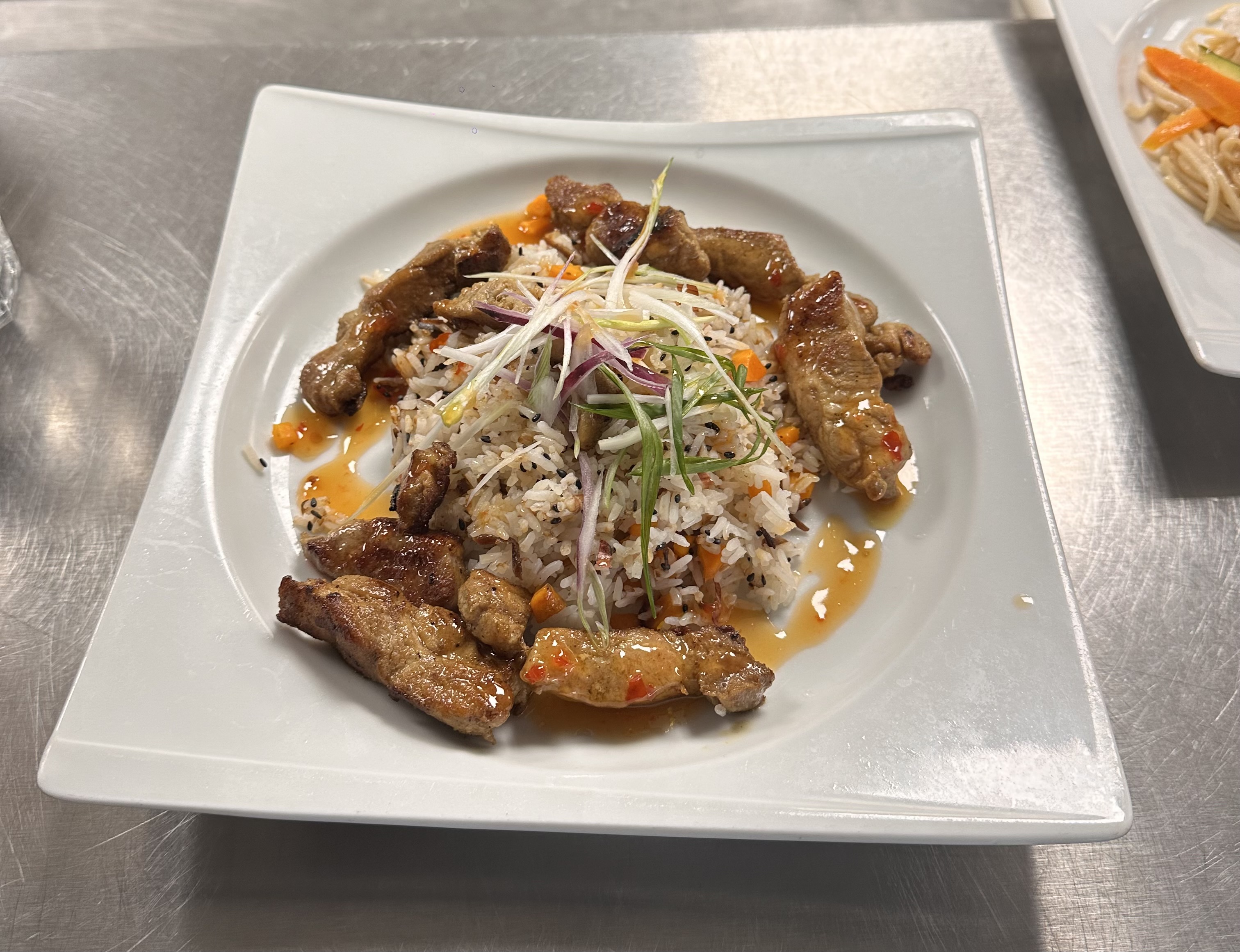 Riz sauté et viande caramélisée — La Famille