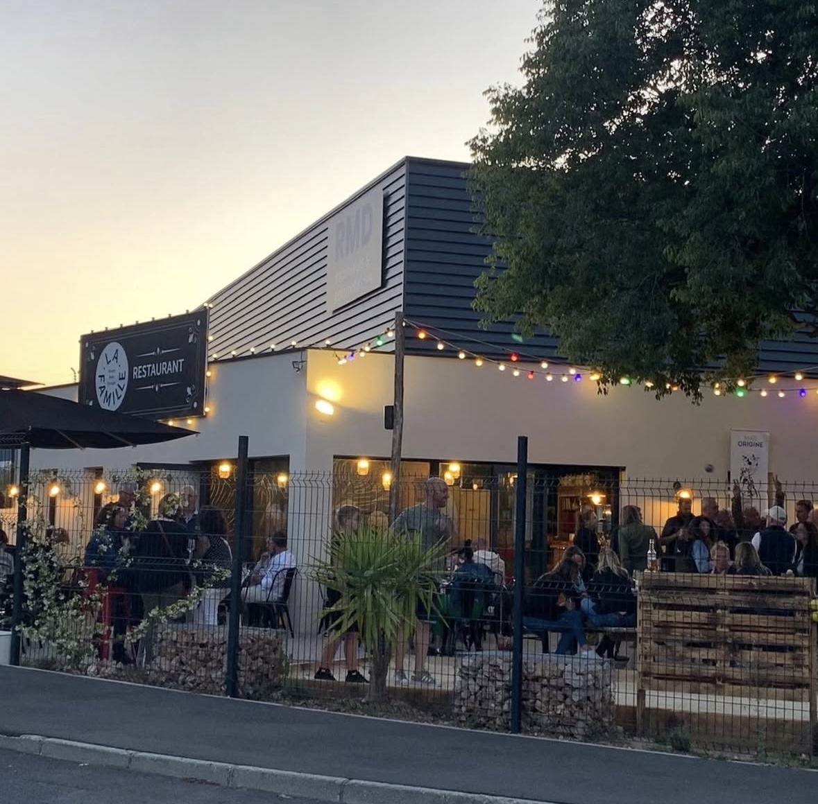 Vue extérieure de la rue du restaurant La Famille