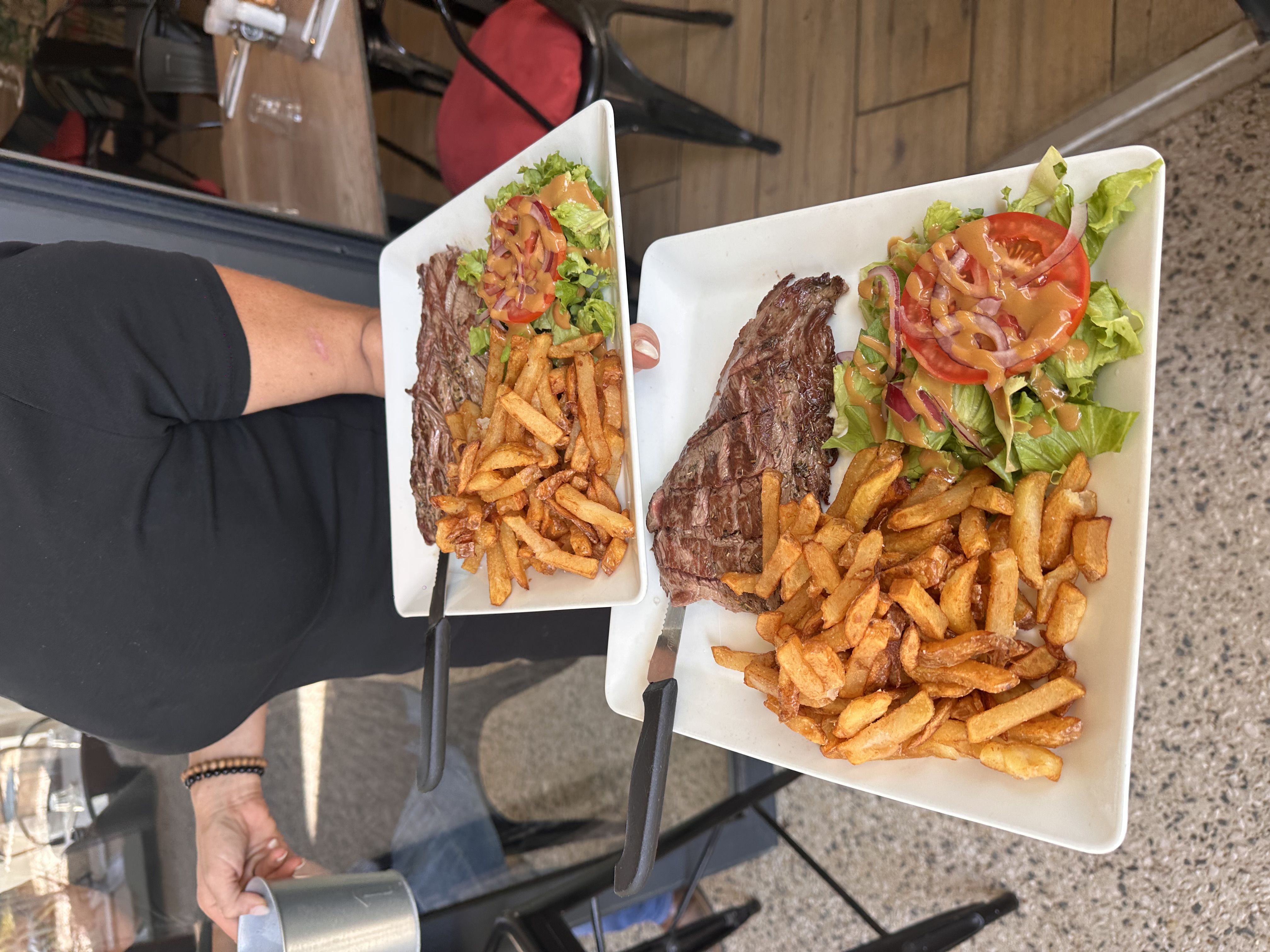 Pièce de bœuf grillée, frites et salade — La Famille