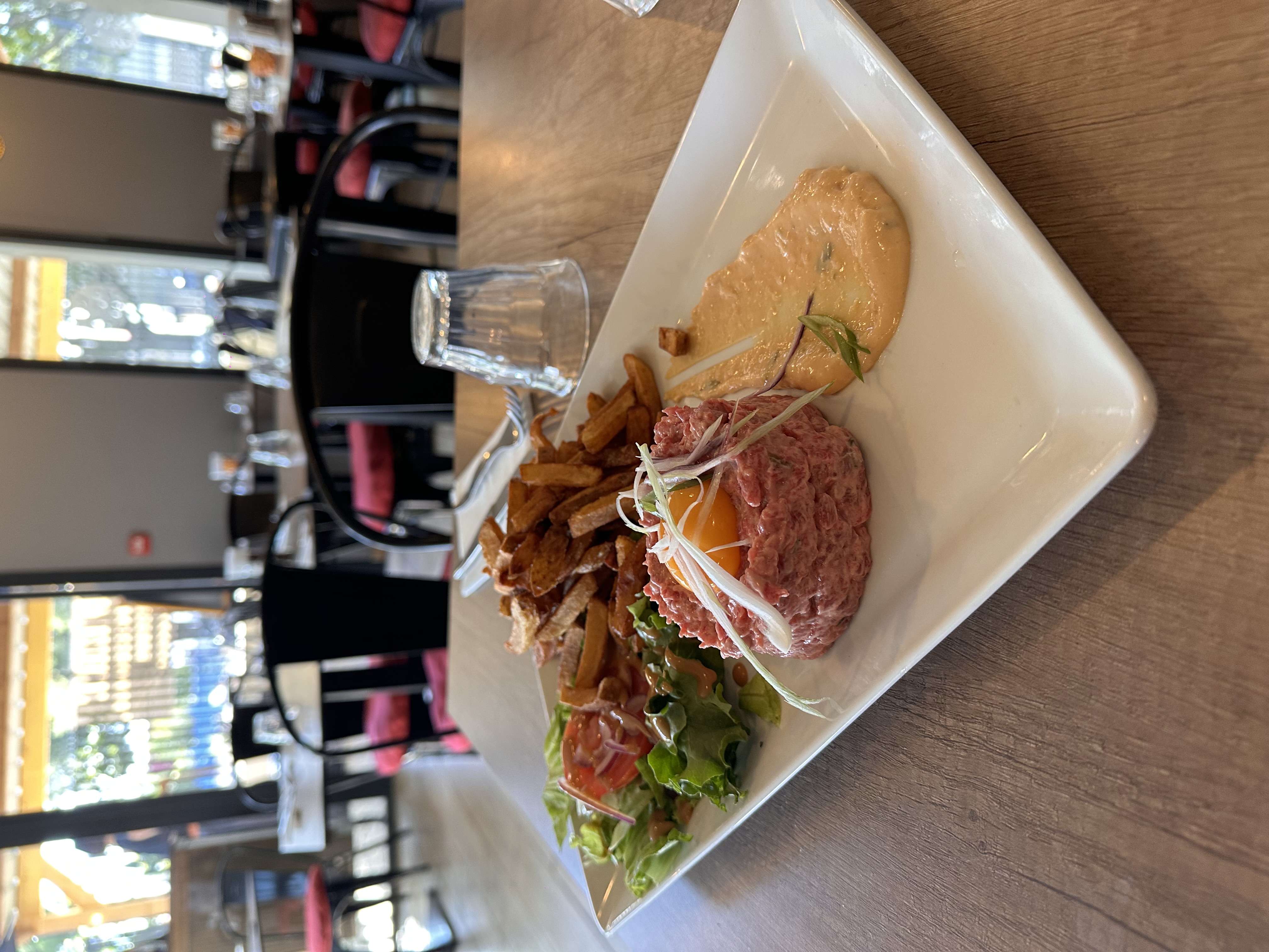Tartare de bœuf au couteau, frites et salade — La Famille