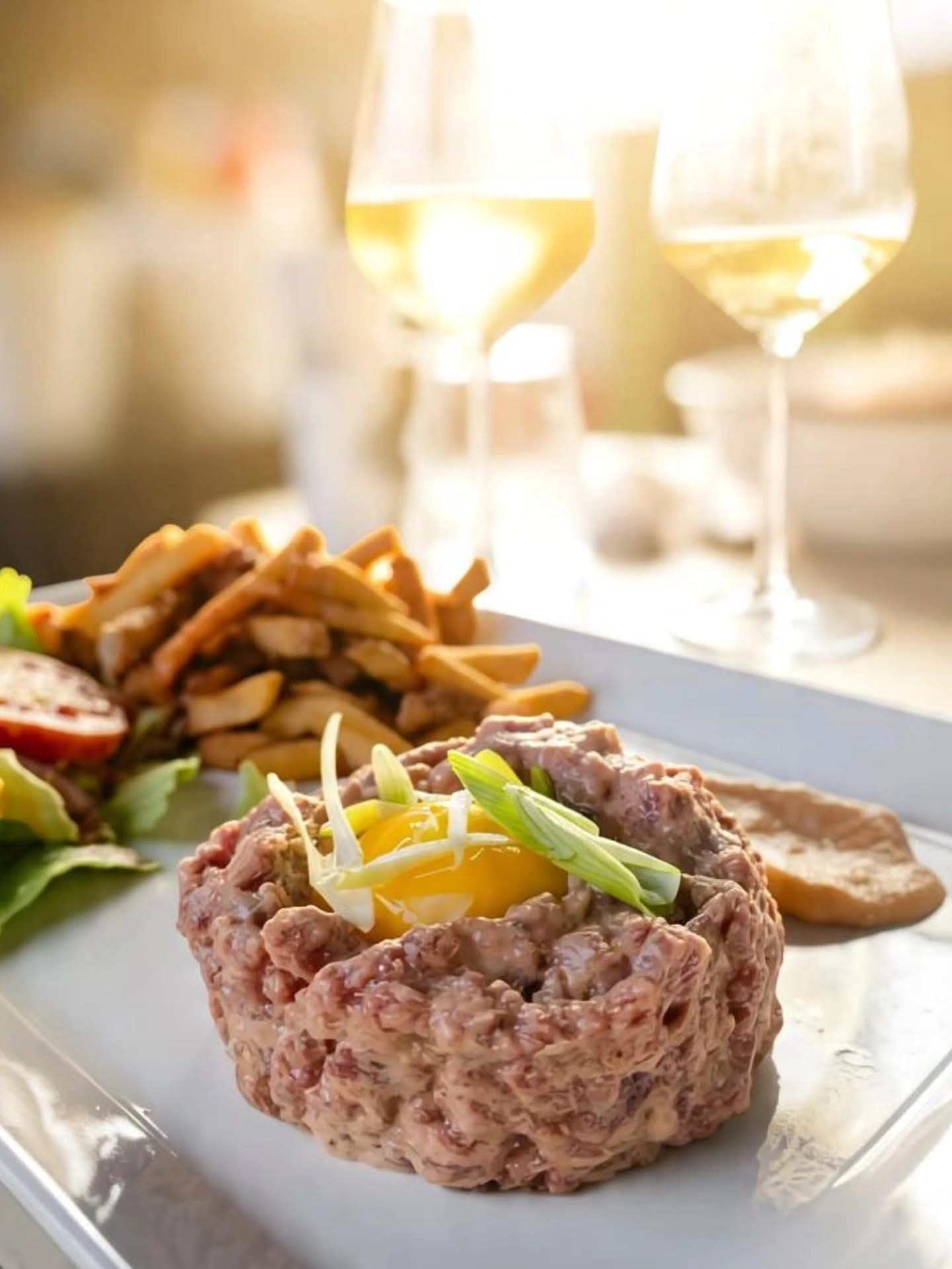 Tartare de bœuf, frites et verre de vin