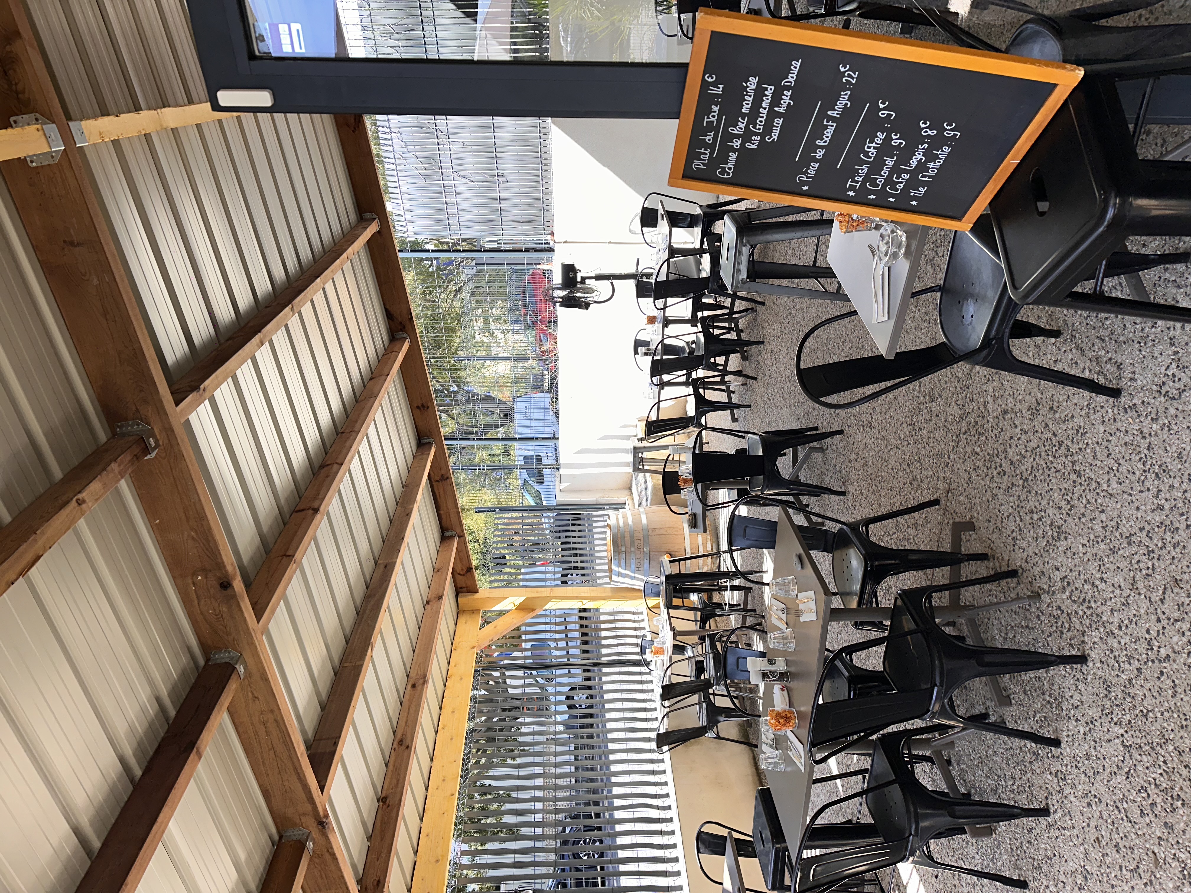 Terrasse couverte et ardoise du jour — La Famille