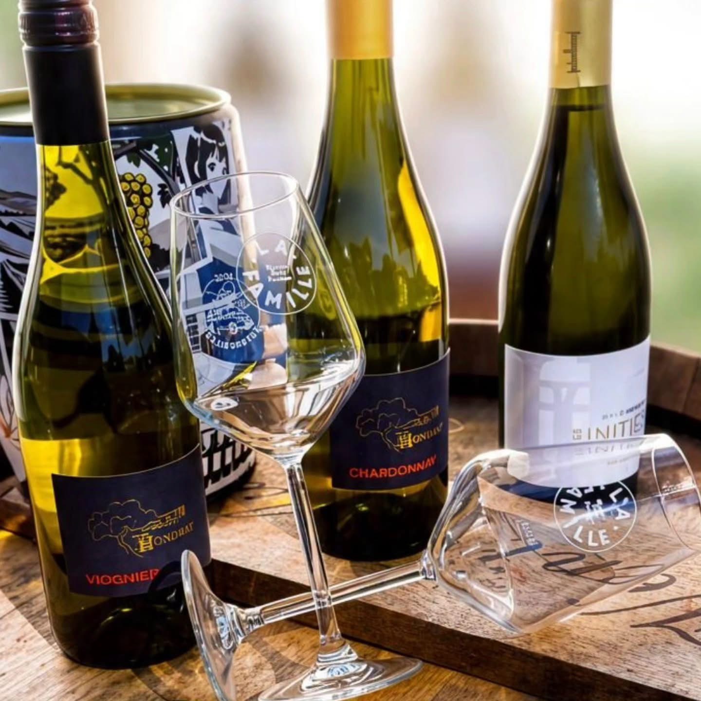 Verres et bouteilles de vin La Famille